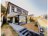 Doğanbey De Full Deniz Manzaralı Bahçeli Satılık 2+1 Villa