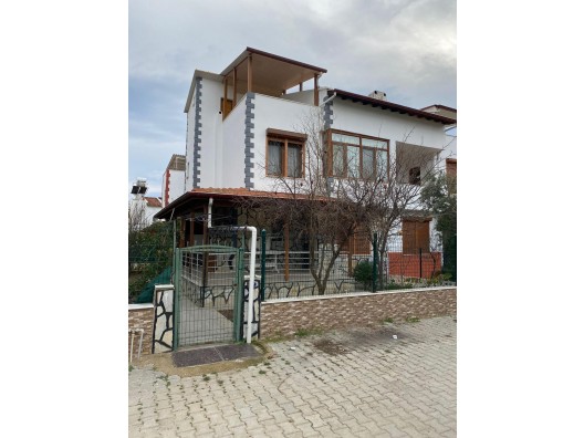 Doğanbey De Siteiçinde Bahçeli Deniz Yakın Satılık 4+1 Villa